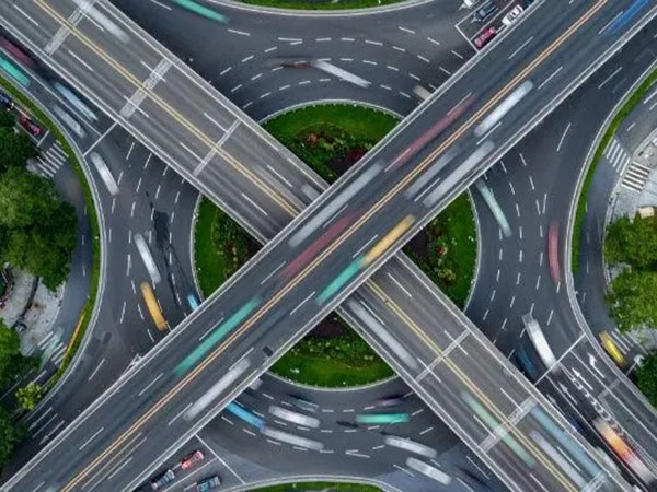 道路建设中如何正确选用交通标牌？